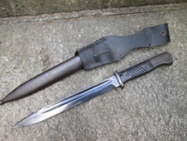 German k-98 Mauser bayonet matching numbers. with leather frog, nicely marked and dated.Duitse Mauser bajonet nummer gelijk. zeer nette staat.