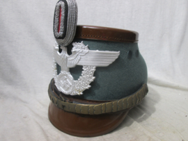 GERESERVEERD German officers police shako, in nearly mint condition made by EREL. Duitse officiers shako GENDARMERIE, bruine klep, geborduurde cocarde, zijden binnen kant en schuppenketting. EREL TSCHAKO is de maker.