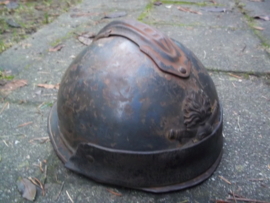 French modified Artillery helmet 1915. Gemodificeerde Franse helm Artillerie eenheden 1e model uit 1915, ZEER zeldzaam en curieus. voorscherm van de helm werd verwijdert om beter door de optische instrumenten te kunnen kijken.