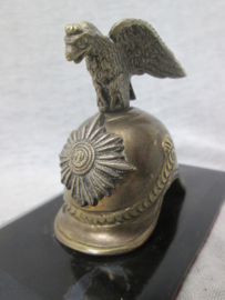Bronse helmet with silver badge and eagle Garde du Corps. Miniatuur bronzen helm met zilverkleurig embleem en adelaar bijzonder stuk Garde du Corps helm als press-papier.