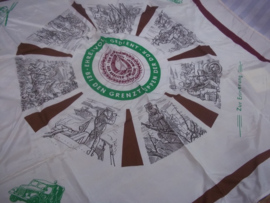 Herinnerings sjaal in originele verpakking. Ehrenvolll gedient bei der grenztruppen der DDR met militaire afbeeldingen.