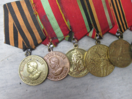 Russian medal bar 1940- 1945. Russische medaille balk met 6 medailles ter herinnering aan de Tweede Wereldoorlog.