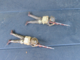 ELASTOLIN 2 British soldiers shooting, 2 Engelse soldaten schietend, goede staat.