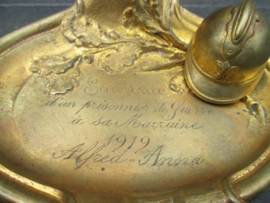 French watch holder standard. Frans Horloge standaard brons vuurverguld met Franse miniatuur helm en bajonet gegraveerd met SOUVENIR  d´un prisonnier de Guerre a sa Marraine 1919 Alfred- Anna. Krijgsgevangen herinnering. TOP stuk.