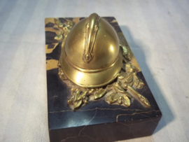 Inkwell French helmet on marble. Inktpotje, Vuurvergulde franse helm met vlag sabel en dergelijke op marmeren voet, gesigneerd TOP item.