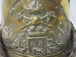 French officers fire helmet from the city of Bayeux.  Franse officiers helm van de brandweer uit Bayeux model 1855 in een nette staat, zonder binnenwerk. mooie frontplaat van het departement bayeux.