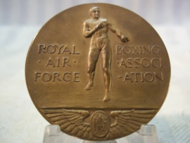 RAF boxing trophy cup silver, and 2 Boxing medals same person. Zilveren beker en 2 medailles bokswedstrijd RAF in Egypte, allen van dezelfde persoon. E.W. Franklin, sergeant bij de RAF