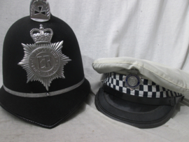 British bobby helmet and cap Inspector, Engelse politie helm, Cambridgeshire Constabulary met politiepet van een inspecteur zelfde district.