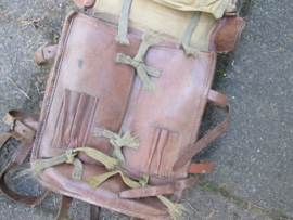 Japanese army officers pattern leather backpack, in usedbut complete condition. Japanse leren rugzak, vroeg model, geheel compleet. bijzonder leuk stuk Japanse uitrusting.