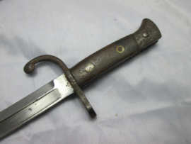 Miniature bayonet very detailed. Miniatuur bajonet in schede, zeer natuurgetrouw gemaakt. lijkt net een echte, zeer hoge kwaliteit en oog voor detail, aparte miniatuur.