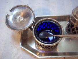 peper en zout setje met mosterd potje. zilverkleurig met blauw glas op plateau. alles is EPNS   Electro Plated Nikkel Silver, leuk setje.