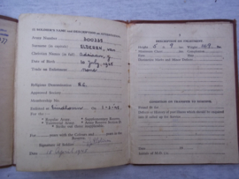 Engels  Soldiers Service pay book, voor een Nederlandse soldaat die zich in 1945 in Eindhoven heeft aangemeld.