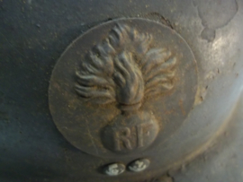 French helmet with 2nd pattern helmet badge of the infantry. Franse helm model 1926 met 2e model infanterie embleem, perfect binnenwerk, goede eerlijke helm.