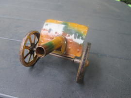 German tin camouflage canon. Duits gecamoufleerd kanon in goede staat werkend.