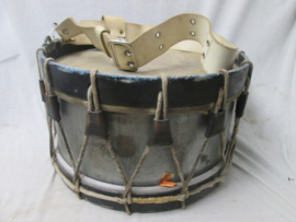 Military drum metal. Militaire trommel met drager, metalen kast Belgische aanmaak uit brussel jaren 30- 40.