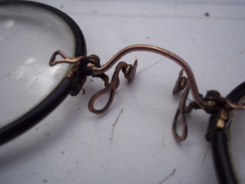Lunette, brilletje wat op je neus klempt. in doosje, goede staat.