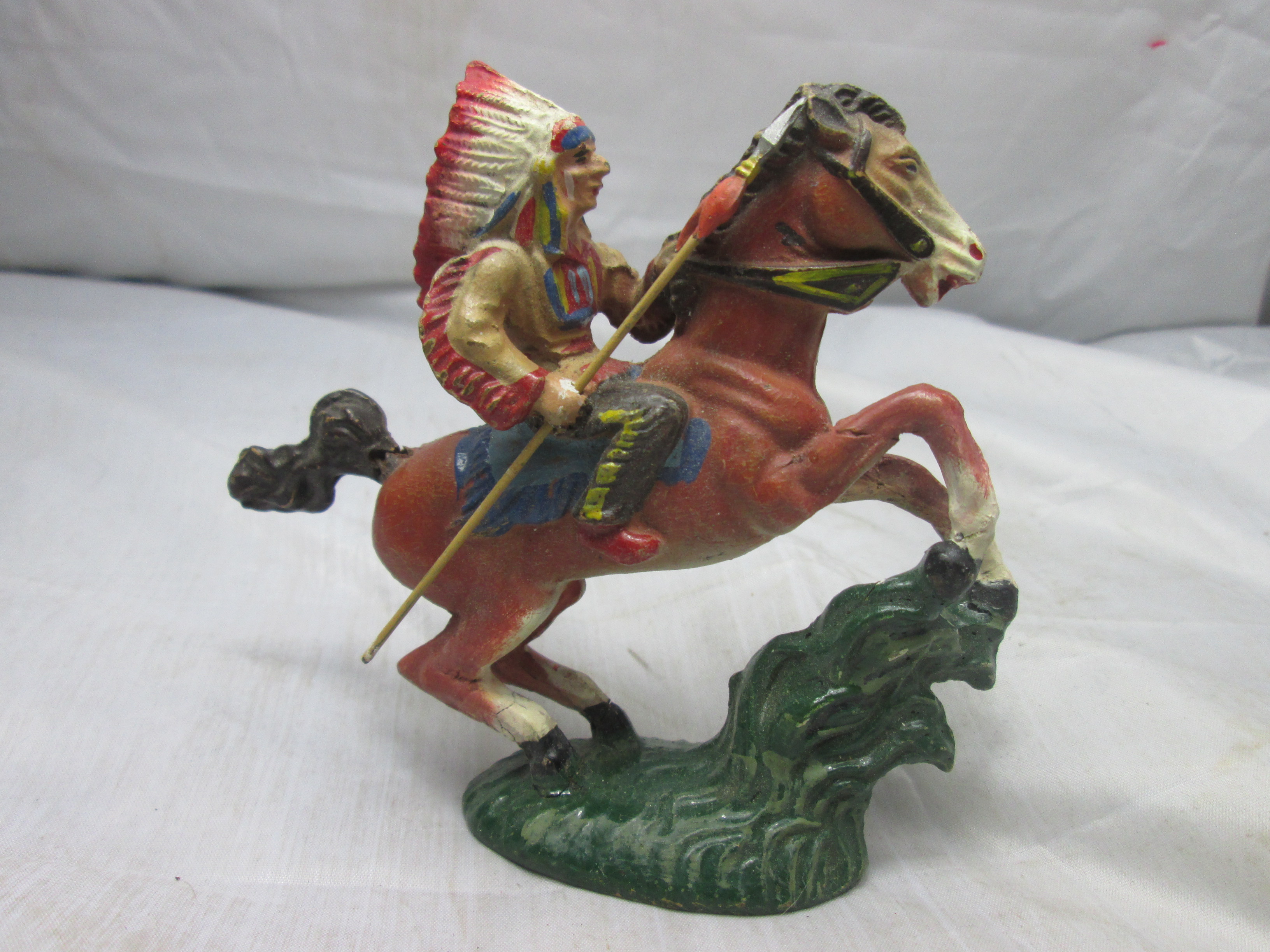 LEYLA, Indian on horse very nice piece. Merk Leyla Indiaan op paard uit 1 stuk goede staat.