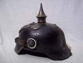 Duitse pickelhaube feldgrau 7e Regiment Dragonder. met F stempel, zeer zeldzame helm officieel gemodificeerd.