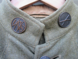 US- Army 33 rd Infantry Division uniform, complete with all insignia. Amerikaans uniform van het 33e Infanterie Divisie, mooi compleet met alle emblemen zeer goede staat.