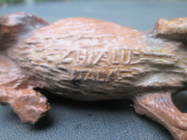 CHIALU Italy animal spits neus beer.