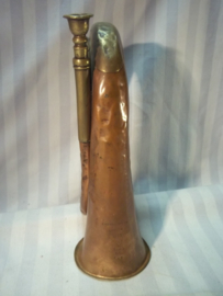 British bugle nicely marked with broad arrow and date, Engelse signaalhoorn 1903 met oorlogspijl en regimentsnummer gebruikte staat. Dit is een vroeg model bazuin, welke in WO1 doorgebruikt werden.