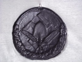 German ironcast plaque of the German Labour party. Duits gietijzeren plaquette  1934-1935 Nationalsozialistischer Arbeitsdienst Hövelhof/ Senne - Abteilung 6/204  diameter 20 cm.