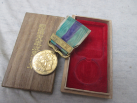Japanese war medal 1904 in wooden case. Japanse oorlogs medaille in houten doosje.