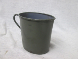 German enamel drink cup, nicely marked UPPERMAN 1917. Duits emaille drinkbeker in een zeer nette staat gemarkeerd 1917.