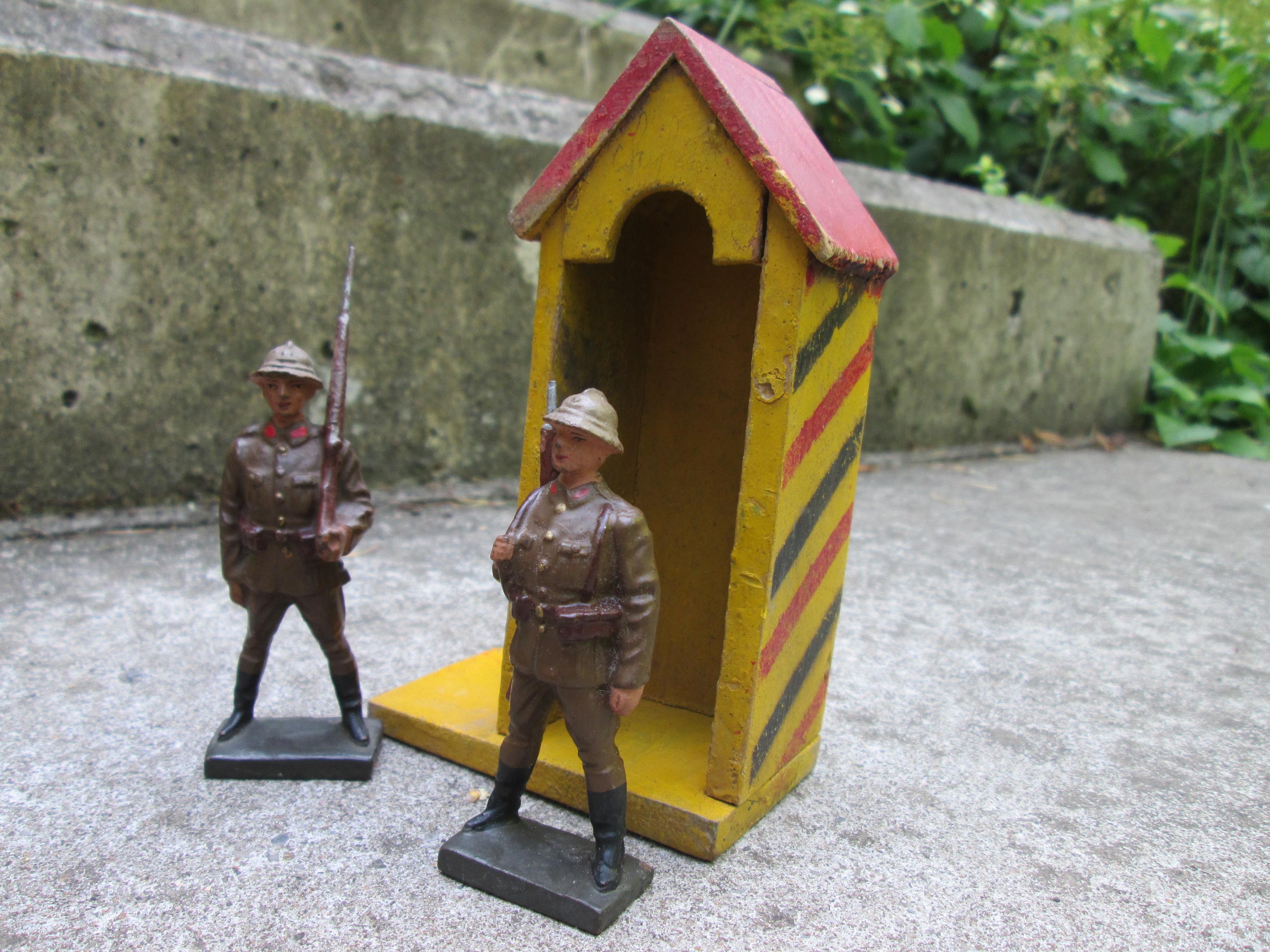 LINEOL Belgische soldaatjes met houten wachthuisje in de Belgische nationale kleuren. Belgium toy soldiers and there watchman's hut.