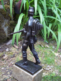 Beeld Duitse Jager met volledige bepakking en shako met overtrek. hoogte 30 cm. op marmeren voet officiersgeschenk. volledig gaaf. zeer decoratief beeld die je in deze staat zelden tegen komt. niet  gesigneerd. Machinegewehr battalion. Feldjäger Regiment.