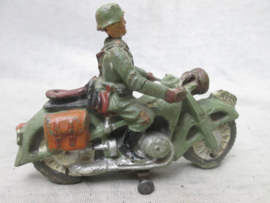 Elastolin soldaat op motor, met metalen wieltjes Duits. mooi WH (Wehrmacht) nummerplaat.