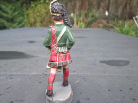 CHIALU Scottish highlander with drums, schotse tamboer met featherbonnet