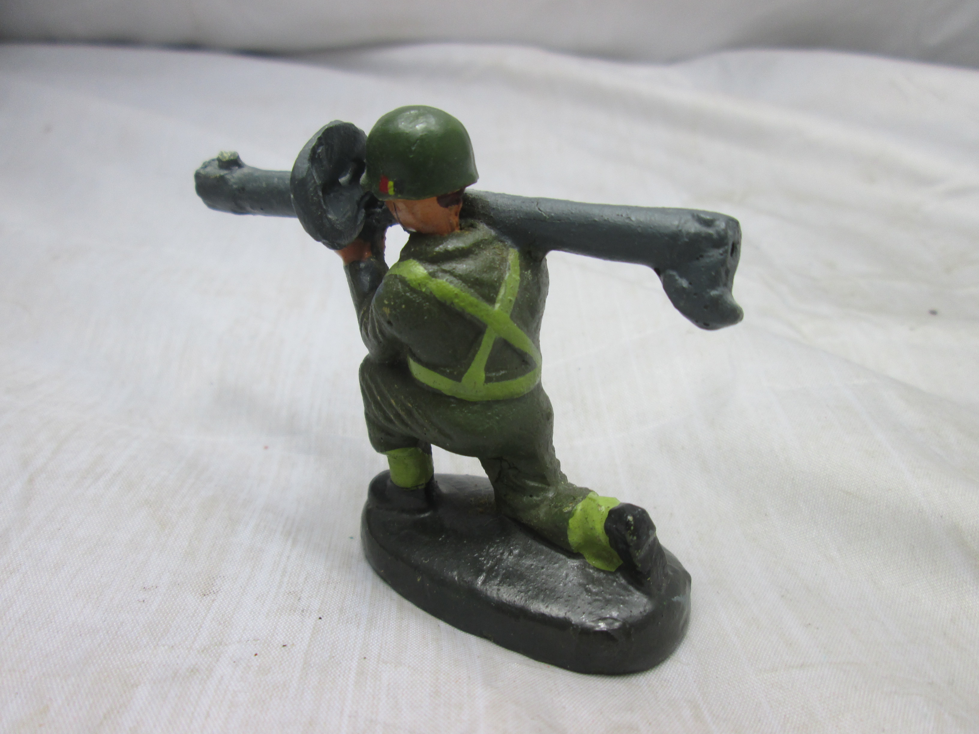 DURSO Belgium soldier sixties with bazooka. Belgische soldaat met US helm en Belgische vlag en bazooka, jaren 60.