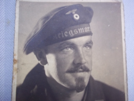 Foto matroos, KRIEGSMARINE, met pet en geborduurde borstadelaar.