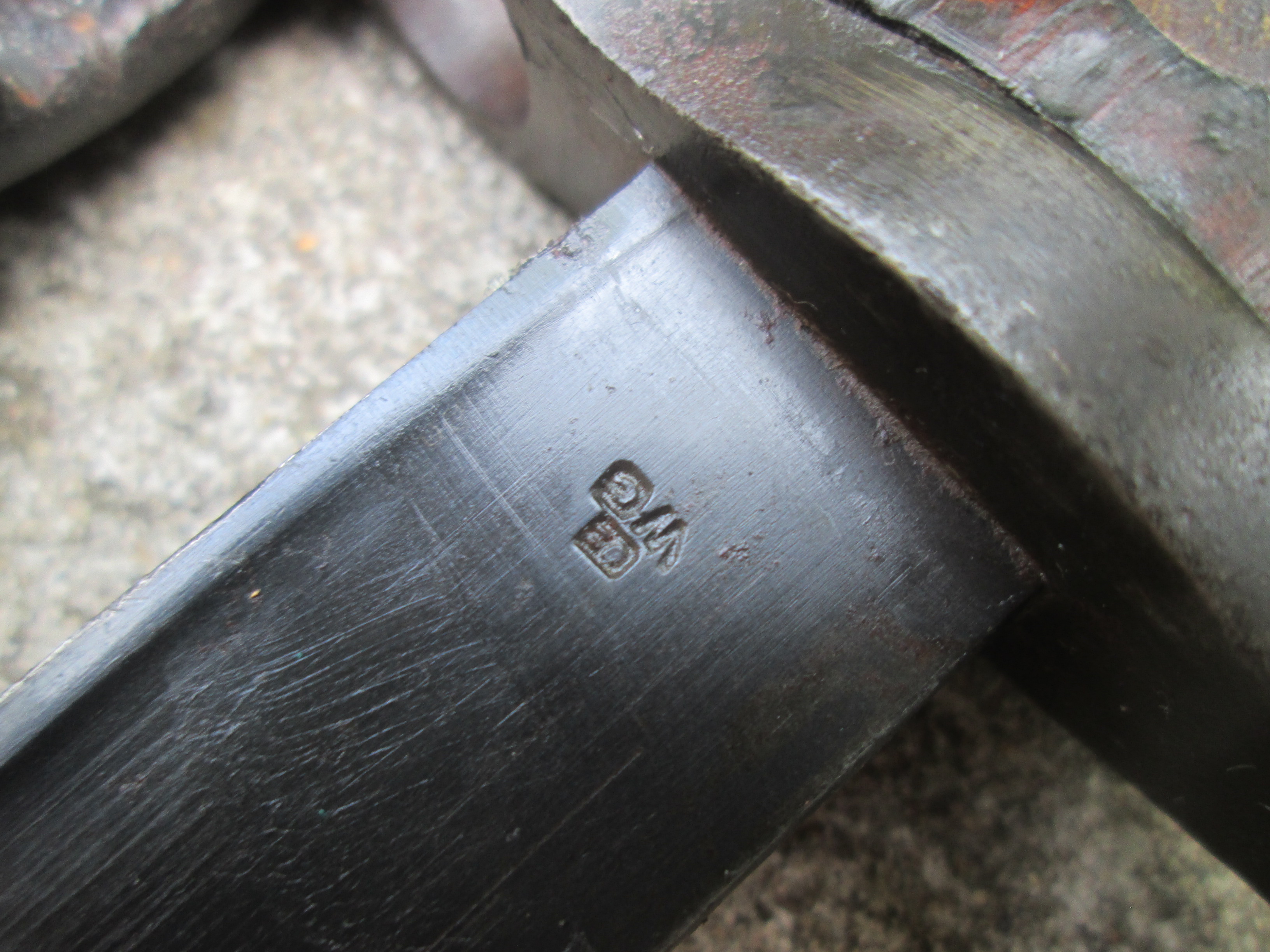Dutch HEMBRUG bayonet M95 with leather scabbard, Oostenrijkse aanmaak gekroonde T en OWG Oostenrijkse wapen Gesellschaft in Steyer. nette staat. Vanaf ongeveer 1900 verdween de krul.