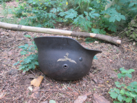 German helmet pattern 1940 with one Luftwaffe decal. Duitse helm M-40 maat Q-64 met mooie heldere Luftwaffe decal, binnenwerk in gedragen staat, riem gedateerd 1938 leuke helm zo gevonden.