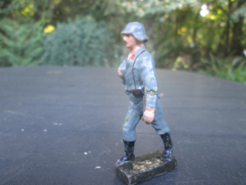 LINEOL German luftwaffe soldier marching. Duitse luchtmacht soldaat marcherend.