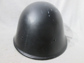 Nederlandse helm van de oproerpolitie jaren 50, in een totale MINT staat, bijzonder is het dat deze helm van model 1927-1928 is, voorzien dan van een nieuw binnenwerk  om doorgedragen te worden door de politie.