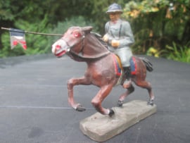 French soldier on horse. Franse soldaat te paard met lans met vlag, leuk figuur. goede staat,