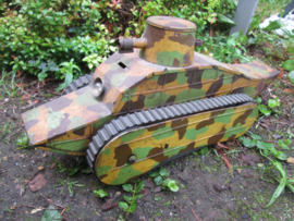 French tin toy tank. Franse blikken speelgoed tank JOUET FRANCAIS, mechanisch camouflage mimikri geverfd zeer bijzonder stuk staat ook in het museum Flanders Fields Ieper.
