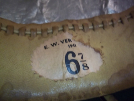 British pith helmet nicely marked in a very good shape. 1941. Engelse tropenhelm, met maker en datum zeer goede staat