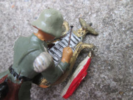 ELASTOLIN German soldier with lyra. Duitse soldaat met lyra goede staat WO2 met adelaar.