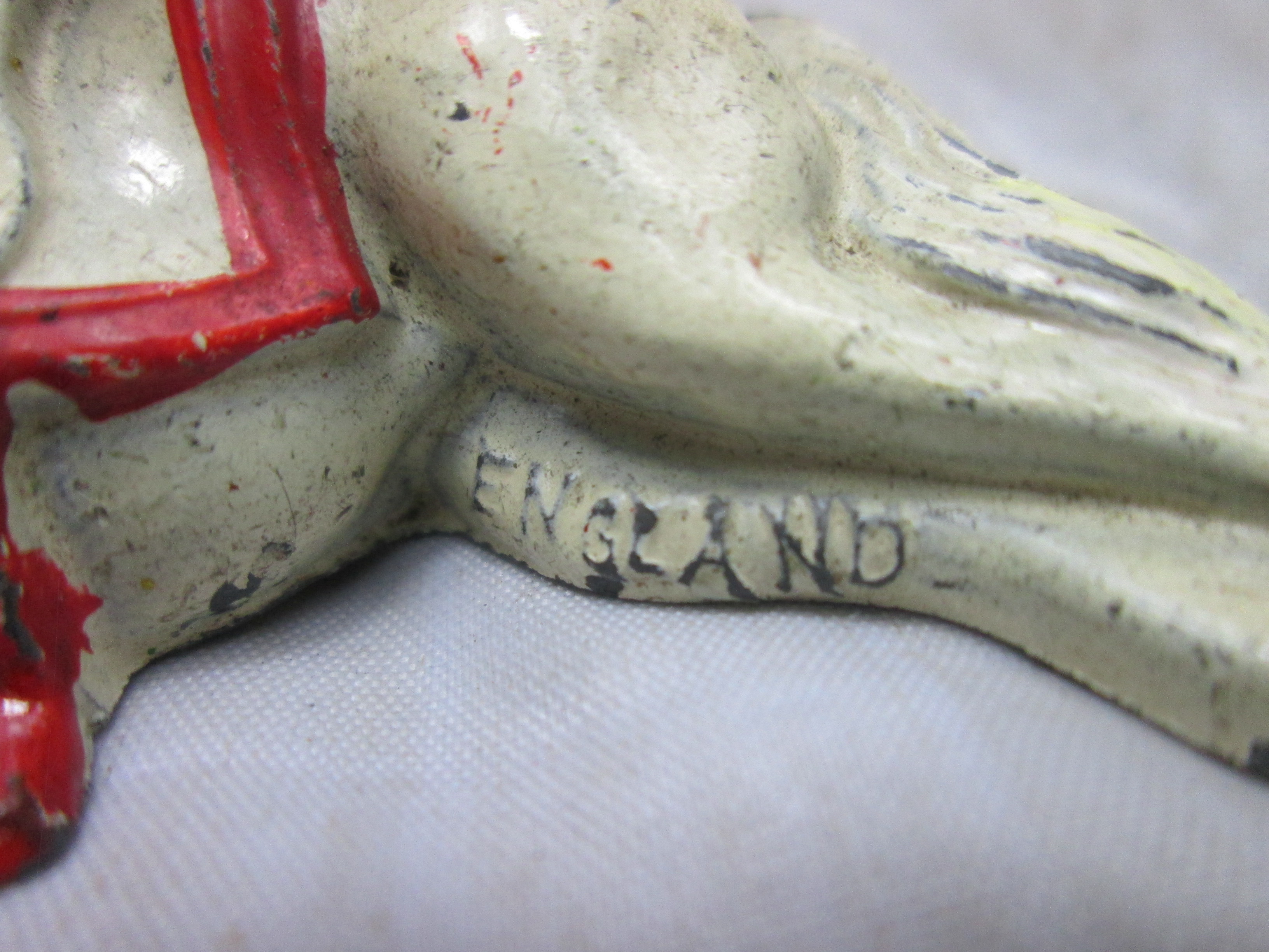 Tin toy, Britain made. tinnen cowboy die bescherming zoekt achter zijn paard leuk tafereel.
