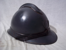 French helmet 1915 Casque Adrianne. Franse helm M-15 met chausseur embleem, Jagers regiment. mooi op kleur, zeer nette helm.