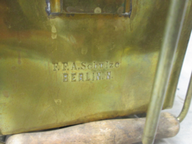 German trench lamp, nicely marked. Duitse BLENDLATERNE M-1907 volledig in messing uitgevoerd. later in 1912 maakte BING deze lampen uit metaal. De messing lampen zijn wat moeilijker te vinden compleet met binnenwerk, klem.