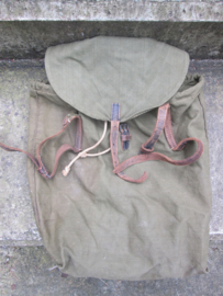 German backpack late war production. Duitse artillerie Wehrmacht rugzak, met markering en extra riemen. zeer apart. laat oorlogse produktie.