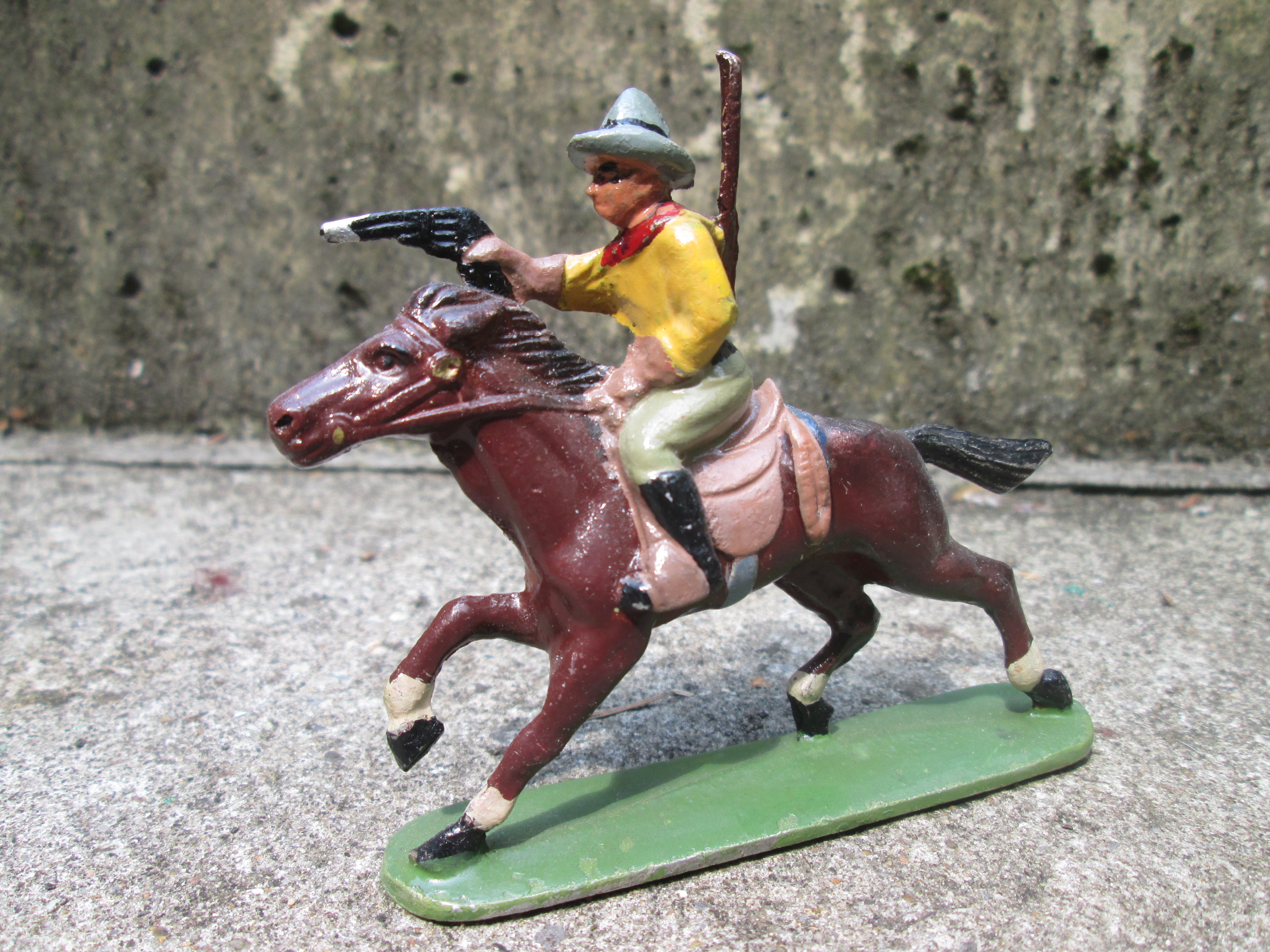 Aluminium figuur Cowboy op paard schietend met een revolver.