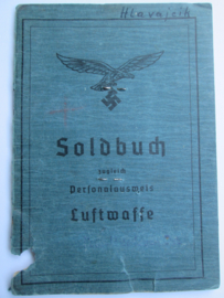 German soldiers paybook of the Luftwaffe. he was pilot in Jagdgeschwader Horst Wessel. Duits soldbuch van de Luftwaffe Flieger, drager van de armband Jagdgeschwader Horst Wessel, mooi ingevuld compleet, piloten boekjes vind je niet zo vaak.