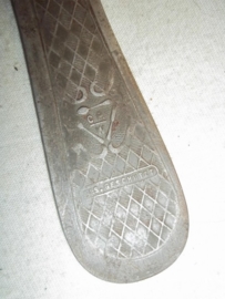 german spoon colonial time. Duitse lepel koloniaal, was waarschijnlijk van zilver, maar in de EISERNE ZEIT, werden zilveren en gouden objecten ingeleverd voor de oorlogsindustrie en kreeg men een metalen replika terug. GES. GESCH gestempeld