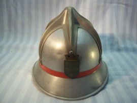 Austrian fire helmet with badge, very good condition. Oostenrijkse brandweerhelm Spinnenkop model, goede staat.